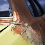 El Disolvente Daña la Pintura del Coche: Cómo Evitar Problemas Cómo limpiar un salpicadero pegajoso: trucos y consejos eficaces